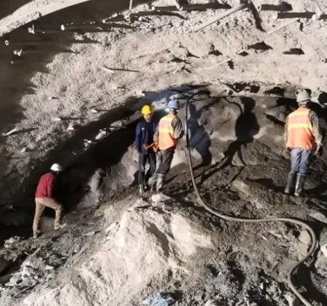 金牛拱顶带模注浆料的施工流程及注意事项
